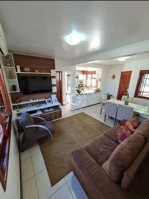 Casa com 3 quartos à venda, 250m2 em São José, Santa Maria - RS - imagem 6 Foto 6 de Casa com 3 quartos à venda, 250m2 em São José, Santa Maria - RS