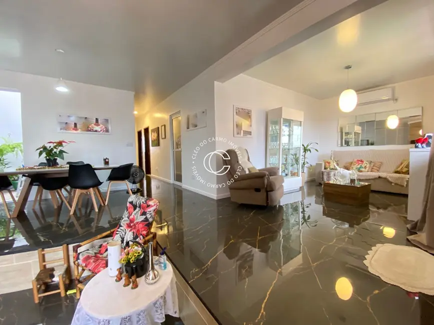 Casa com 3 quartos à venda, 204m2 em Nossa Senhora de Lourdes, Santa Maria - RS - imagem 3 Foto 3 de Casa com 3 quartos à venda, 204m2 em Nossa Senhora de Lourdes, Santa Maria - RS