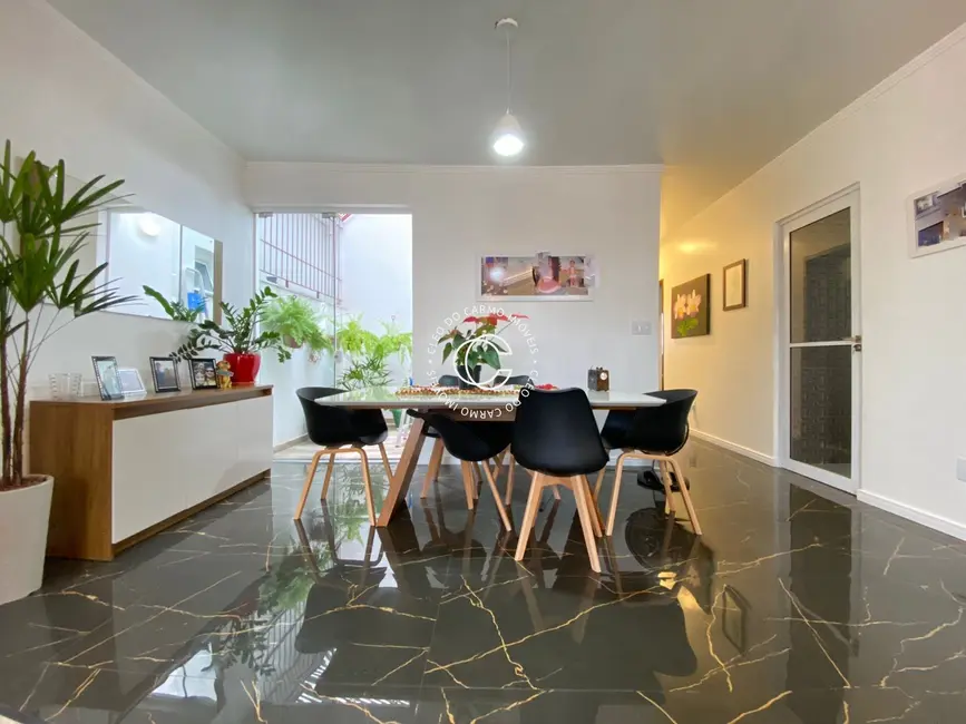 Casa com 3 quartos à venda, 204m2 em Nossa Senhora de Lourdes, Santa Maria - RS - imagem 6 Foto 6 de Casa com 3 quartos à venda, 204m2 em Nossa Senhora de Lourdes, Santa Maria - RS