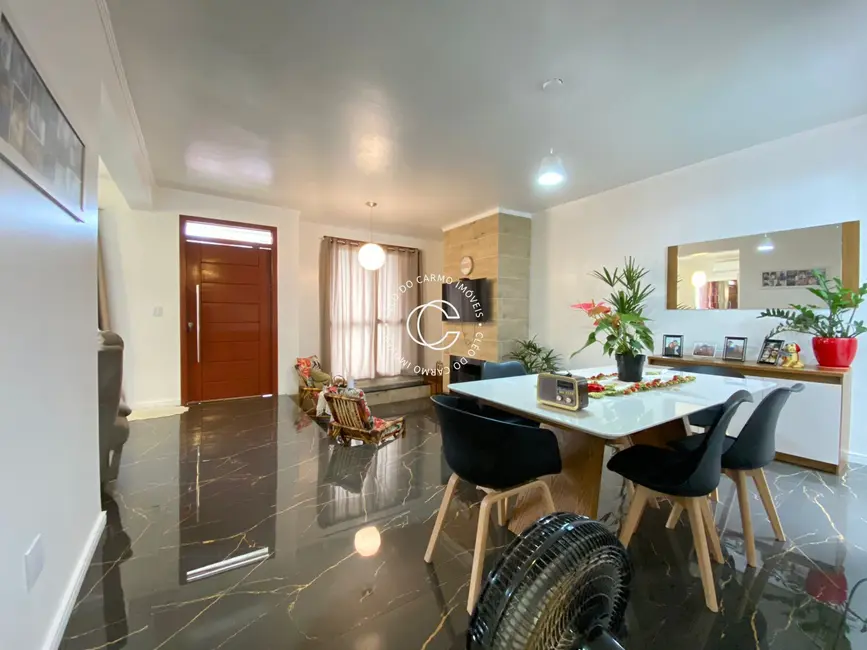 Casa com 3 quartos à venda, 204m2 em Nossa Senhora de Lourdes, Santa Maria - RS - imagem 7 Foto 7 de Casa com 3 quartos à venda, 204m2 em Nossa Senhora de Lourdes, Santa Maria - RS