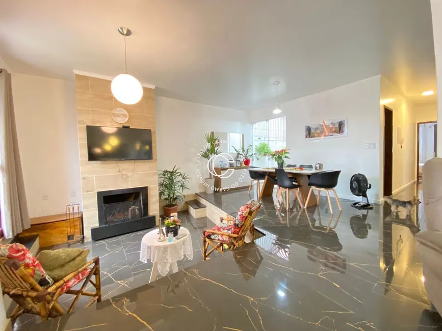Casa com 3 quartos à venda, 204m2 em Nossa Senhora de Lourdes, Santa Maria - RS - imagem 4 Foto 4 de Casa com 3 quartos à venda, 204m2 em Nossa Senhora de Lourdes, Santa Maria - RS