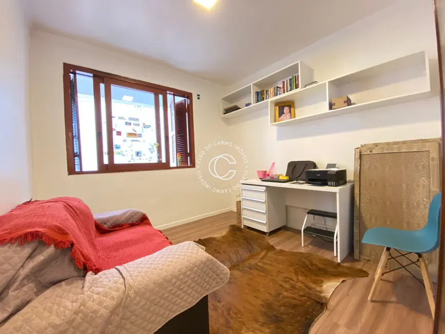 Casa com 3 quartos à venda, 204m2 em Nossa Senhora de Lourdes, Santa Maria - RS - imagem 9 Foto 9 de Casa com 3 quartos à venda, 204m2 em Nossa Senhora de Lourdes, Santa Maria - RS