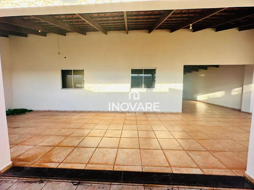 Foto 2 de Casa com 3 quartos para alugar, 360m2 em Setor Planalto, Itumbiara - GO