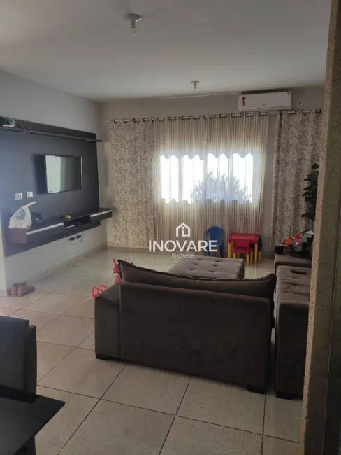 Foto 1 de Casa com 3 quartos à venda, 300m2 em Arapora - MG