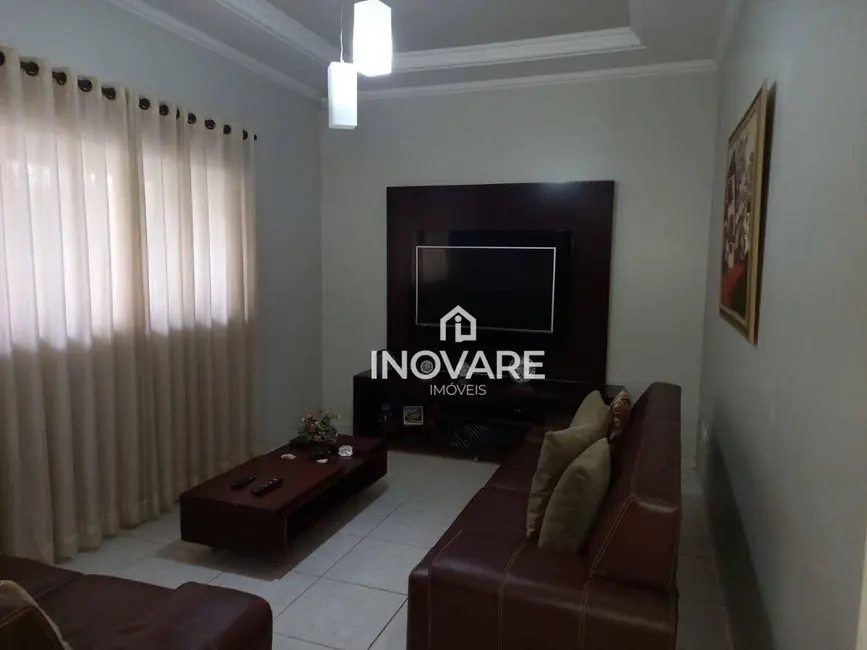 Casa com 3 quartos à venda, 380m2 em Itumbiara - GO - imagem 6 Foto 6 de Casa com 3 quartos à venda, 380m2 em Itumbiara - GO