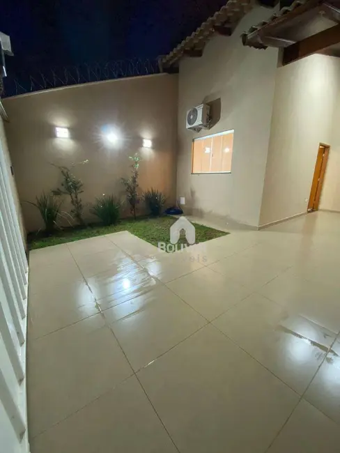 Foto 2 de Casa com 3 quartos à venda, 180m2 em Jardim Bandeirantes, Itumbiara - GO