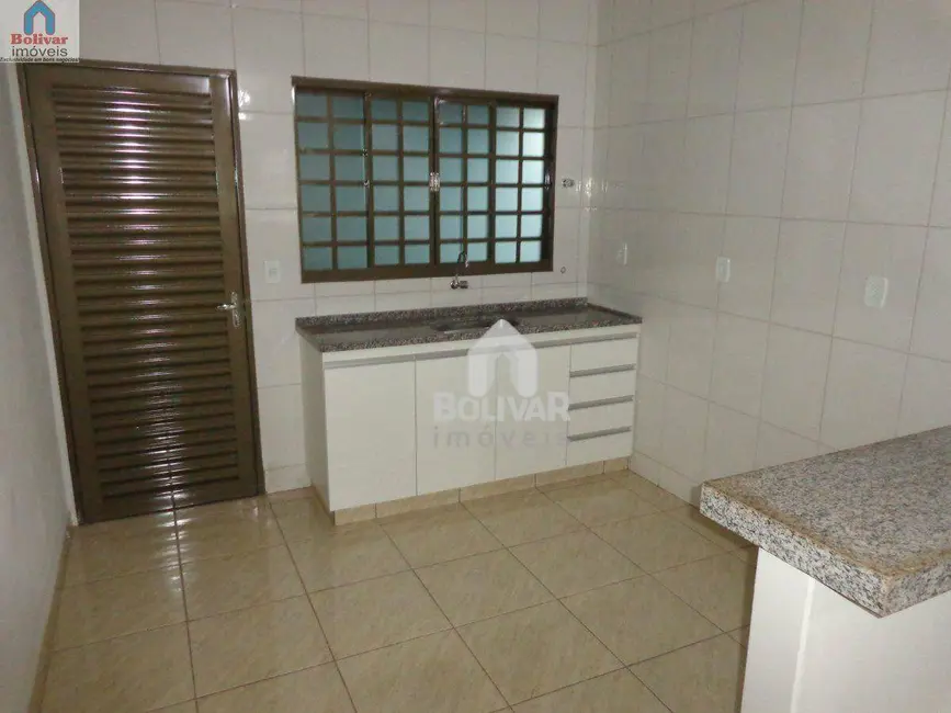Foto 6 de Casa com 2 quartos para alugar, 180m2 em Itumbiara - GO