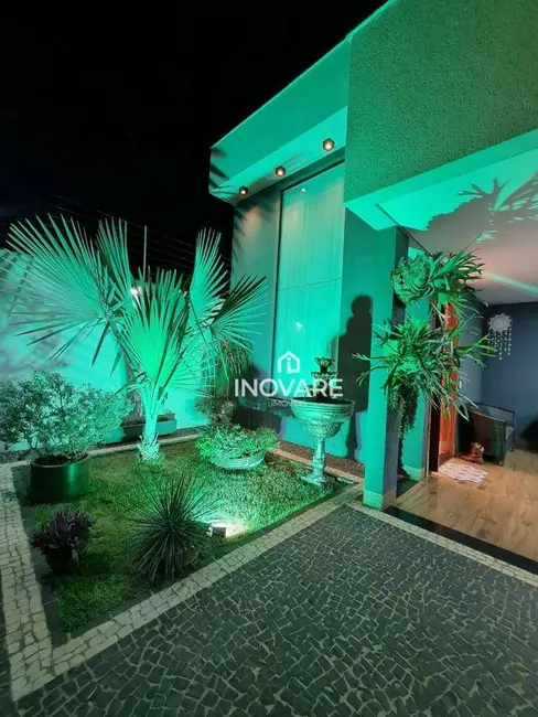 Foto 1 de Casa com 3 quartos à venda, 250m2 em Itumbiara - GO