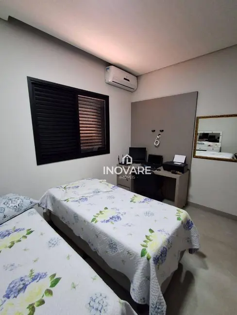 Casa com 3 quartos à venda, 299m2 em Itumbiara - GO - imagem 4 Foto 4 de Casa com 3 quartos à venda, 299m2 em Itumbiara - GO