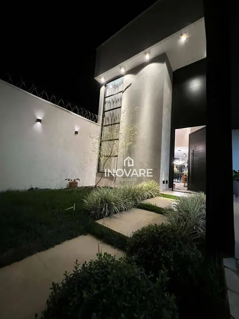Foto 1 de Casa com 3 quartos à venda, 250m2 em Itumbiara - GO