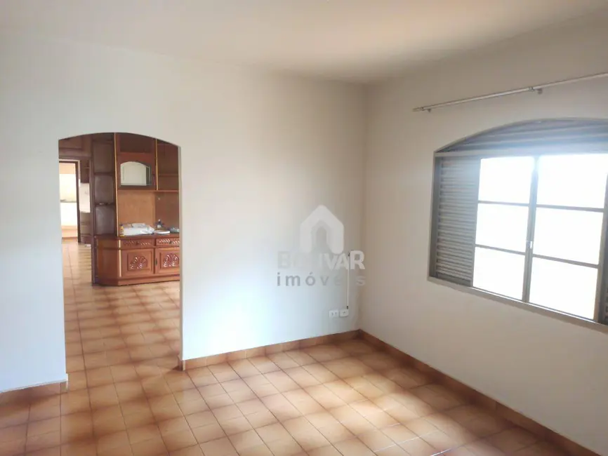 Foto 3 de Casa com 3 quartos à venda, 300m2 em Itumbiara - GO
