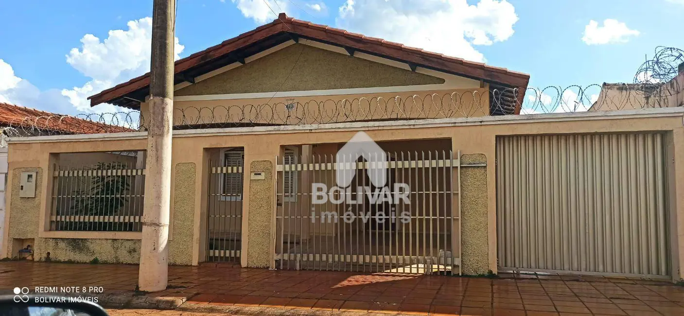 Foto 1 de Casa com 3 quartos à venda, 300m2 em Itumbiara - GO