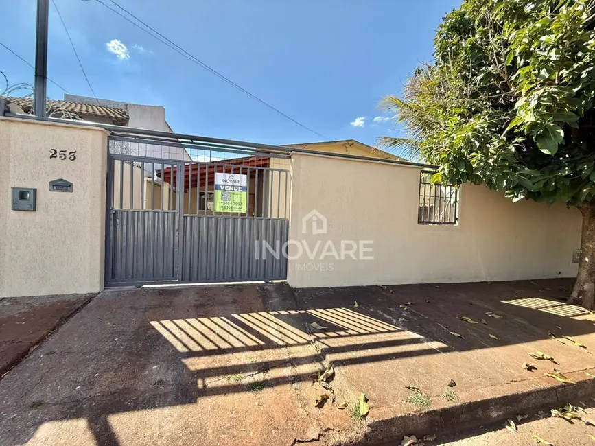 Foto 1 de Casa com 4 quartos à venda, 300m2 em Itumbiara - GO