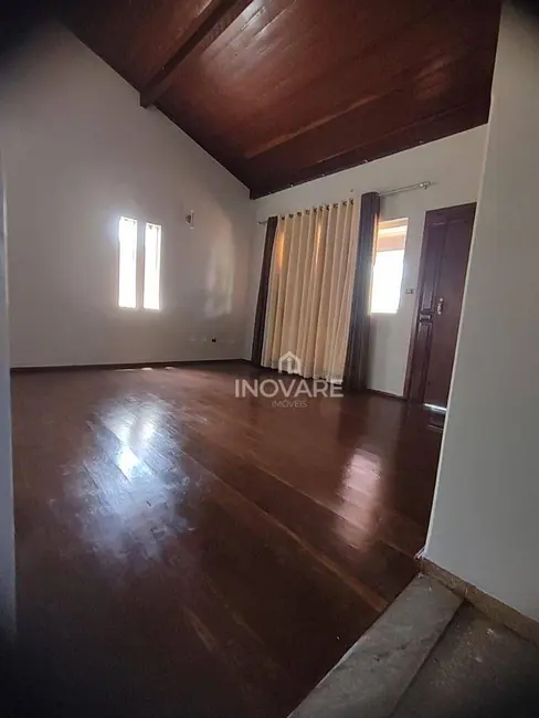 Casa com 3 quartos para alugar, 360m2 em Itumbiara - GO - imagem 2 Foto 2 de Casa com 3 quartos para alugar, 360m2 em Itumbiara - GO