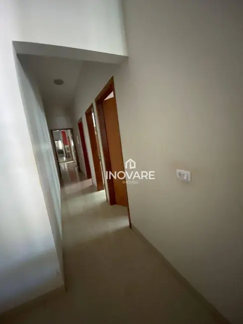 Casa com 3 quartos à venda, 200m2 em Itumbiara - GO - imagem 8 Foto 8 de Casa com 3 quartos à venda, 200m2 em Itumbiara - GO