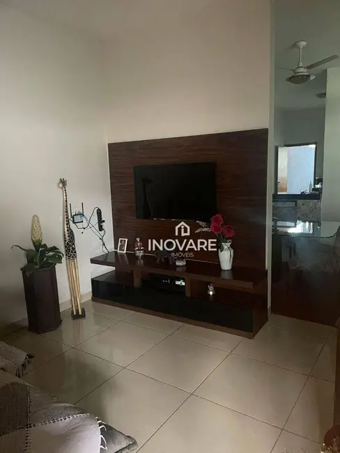 Casa com 3 quartos à venda, 200m2 em Itumbiara - GO - imagem 4 Foto 4 de Casa com 3 quartos à venda, 200m2 em Itumbiara - GO