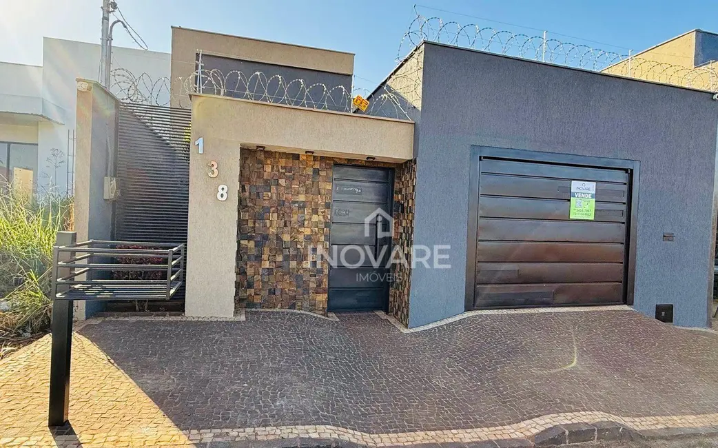 Foto 1 de Casa com 3 quartos à venda, 250m2 em Itumbiara - GO