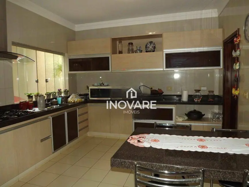 Foto 4 de Casa com 5 quartos à venda, 372m2 em Centro, Itumbiara - GO