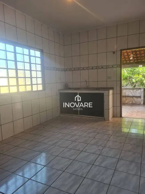 Casa com 3 quartos à venda e para alugar, 360m2 em Itumbiara - GO - imagem 3 Foto 3 de Casa com 3 quartos à venda e para alugar, 360m2 em Itumbiara - GO
