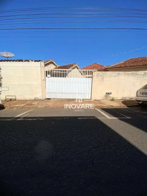 Casa com 3 quartos para alugar, 257m2 em Itumbiara - GO - imagem 1 Foto 1 de Casa com 3 quartos para alugar, 257m2 em Itumbiara - GO