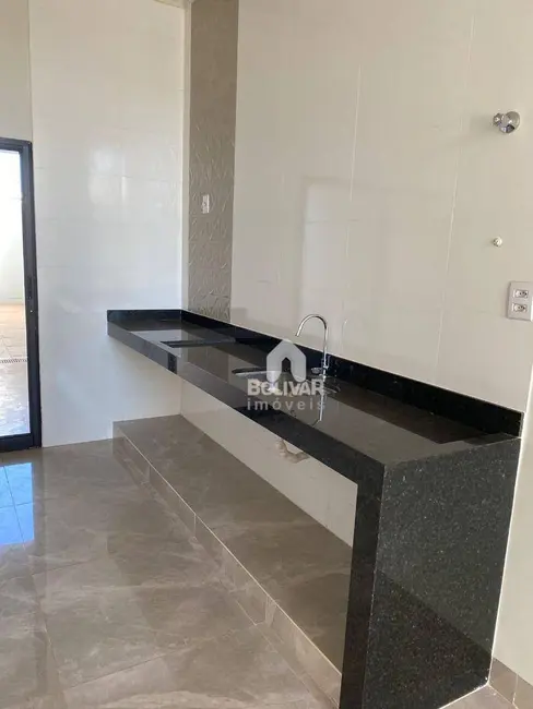 Casa com 3 quartos para alugar, 200m2 em Jardim Morumbi, Itumbiara - GO - imagem 6 Foto 6 de Casa com 3 quartos para alugar, 200m2 em Jardim Morumbi, Itumbiara - GO