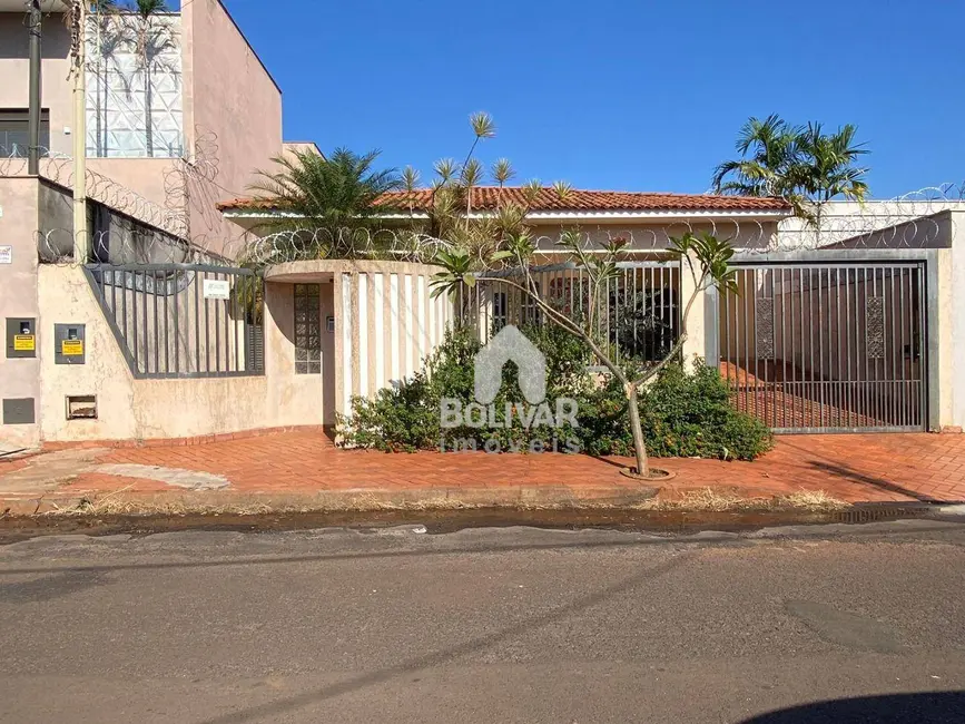 Foto 1 de Casa com 3 quartos para alugar, 360m2 em Itumbiara - GO