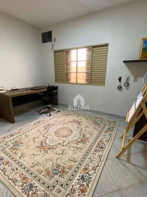 Foto 8 de Casa com 3 quartos para alugar, 360m2 em Itumbiara - GO