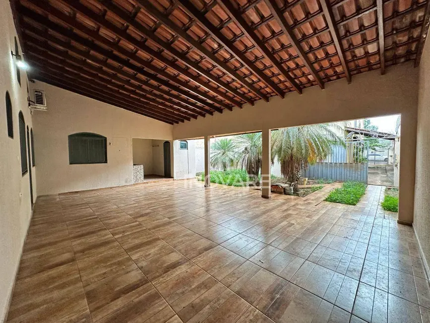 Foto 2 de Casa com 3 quartos para alugar, 498m2 em Itumbiara - GO