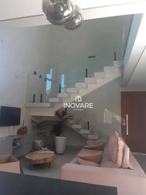 Foto 2 de Casa de Condomínio com 4 quartos à venda, 300m2 em Arapora - MG