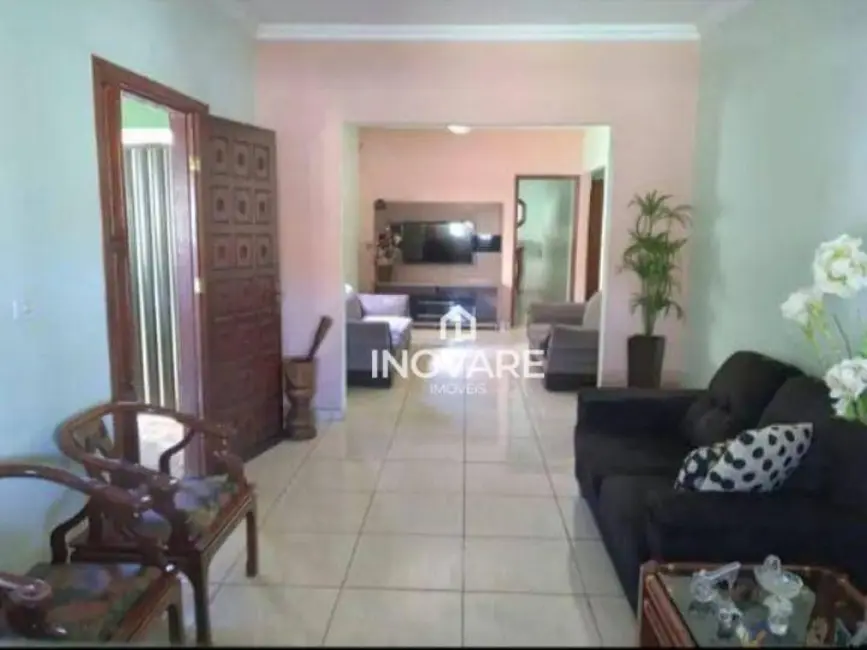 Casa com 5 quartos à venda, 324m2 em Itumbiara - GO - imagem 2 Foto 2 de Casa com 5 quartos à venda, 324m2 em Itumbiara - GO
