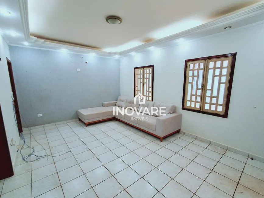 Foto 3 de Casa com 3 quartos para alugar, 1300m2 em Jardim América, Itumbiara - GO