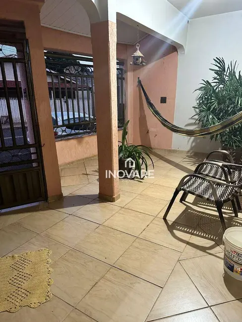 Foto 2 de Casa com 3 quartos à venda, 320m2 em Itumbiara - GO