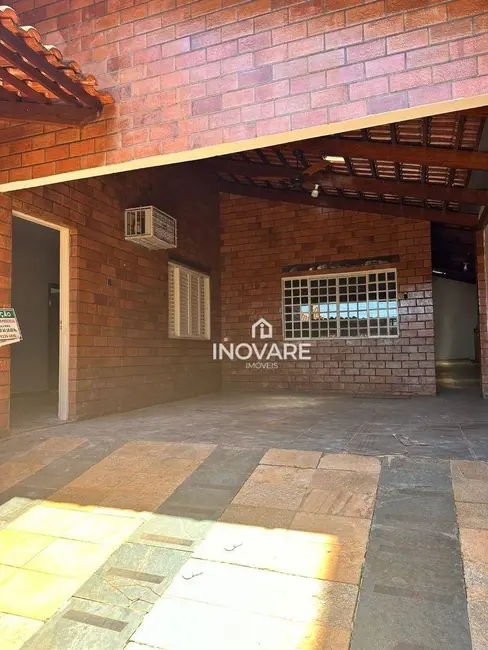 Casa com 3 quartos para alugar, 200m2 em Itumbiara - GO - imagem 2 Foto 2 de Casa com 3 quartos para alugar, 200m2 em Itumbiara - GO