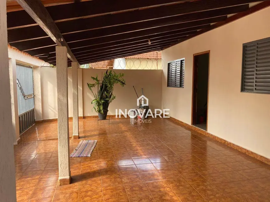 Foto 1 de Casa com 3 quartos à venda, 420m2 em Itumbiara - GO