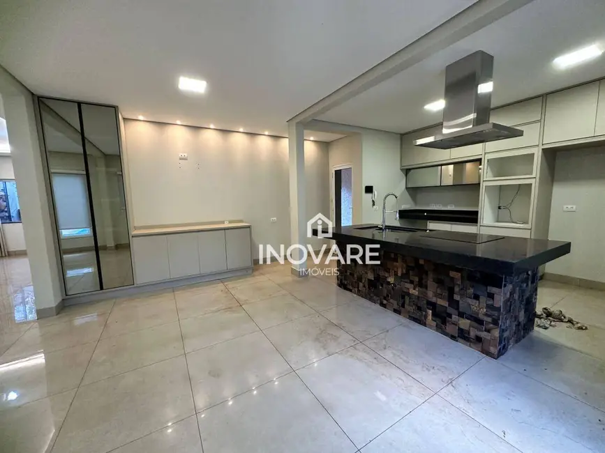 Casa com 3 quartos à venda e para alugar, 311m2 em Itumbiara - GO - imagem 4 Foto 4 de Casa com 3 quartos à venda e para alugar, 311m2 em Itumbiara - GO
