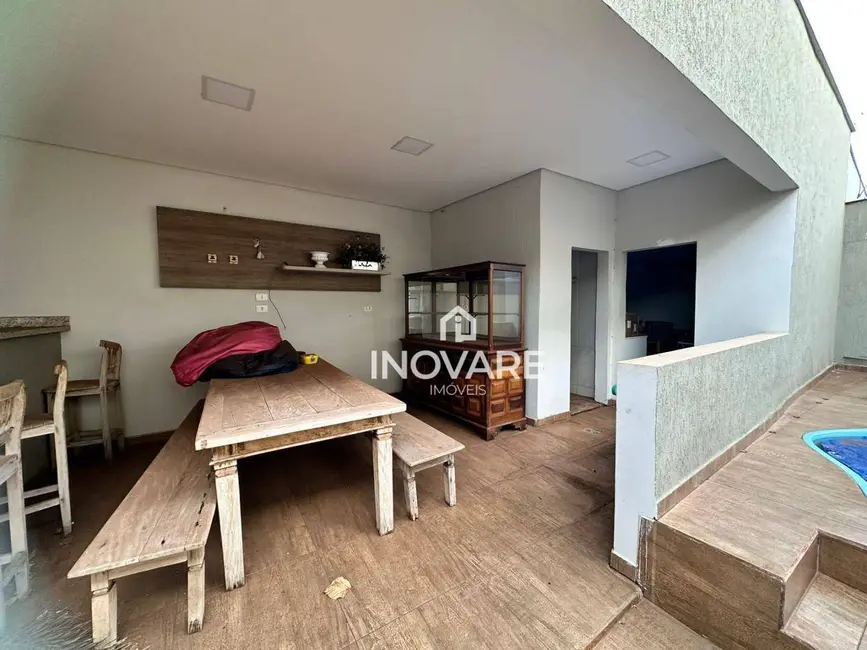 Casa com 3 quartos à venda e para alugar, 311m2 em Itumbiara - GO - imagem 8 Foto 8 de Casa com 3 quartos à venda e para alugar, 311m2 em Itumbiara - GO