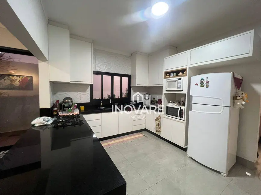 Casa com 3 quartos à venda, 300m2 em Jardim Morumbi, Itumbiara - GO - imagem 4 Foto 4 de Casa com 3 quartos à venda, 300m2 em Jardim Morumbi, Itumbiara - GO