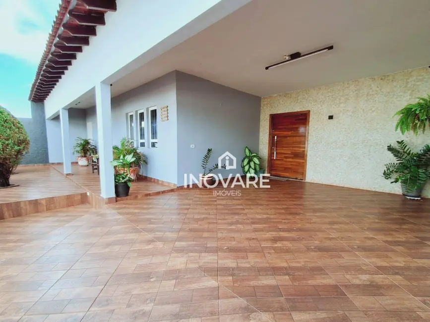 Casa com 4 quartos à venda, 396m2 em Setor Rodoviário, Itumbiara - GO - imagem 1 Foto 1 de Casa com 4 quartos à venda, 396m2 em Setor Rodoviário, Itumbiara - GO