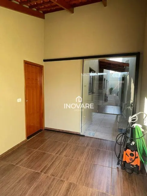 Foto 2 de Casa com 3 quartos à venda, 180m2 em Jardim Bandeirantes, Itumbiara - GO