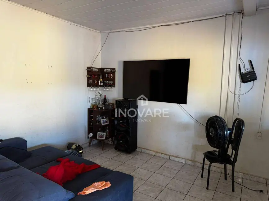 Casa com 3 quartos à venda, 300m2 em Arapora - MG - imagem 3 Foto 3 de Casa com 3 quartos à venda, 300m2 em Arapora - MG