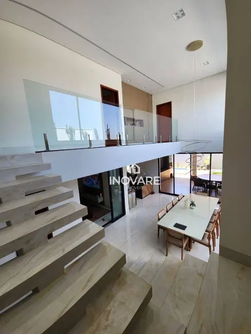 Foto 2 de Casa de Condomínio com 3 quartos à venda, 300m2 em Arapora - MG