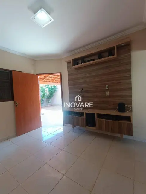 Casa com 3 quartos à venda, 300m2 em Jardim Adelaide, Itumbiara - GO - imagem 3 Foto 3 de Casa com 3 quartos à venda, 300m2 em Jardim Adelaide, Itumbiara - GO