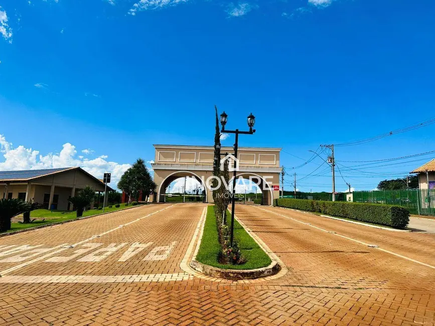 Foto 2 de Casa de Condomínio com 3 quartos à venda, 300m2 em Arapora - MG