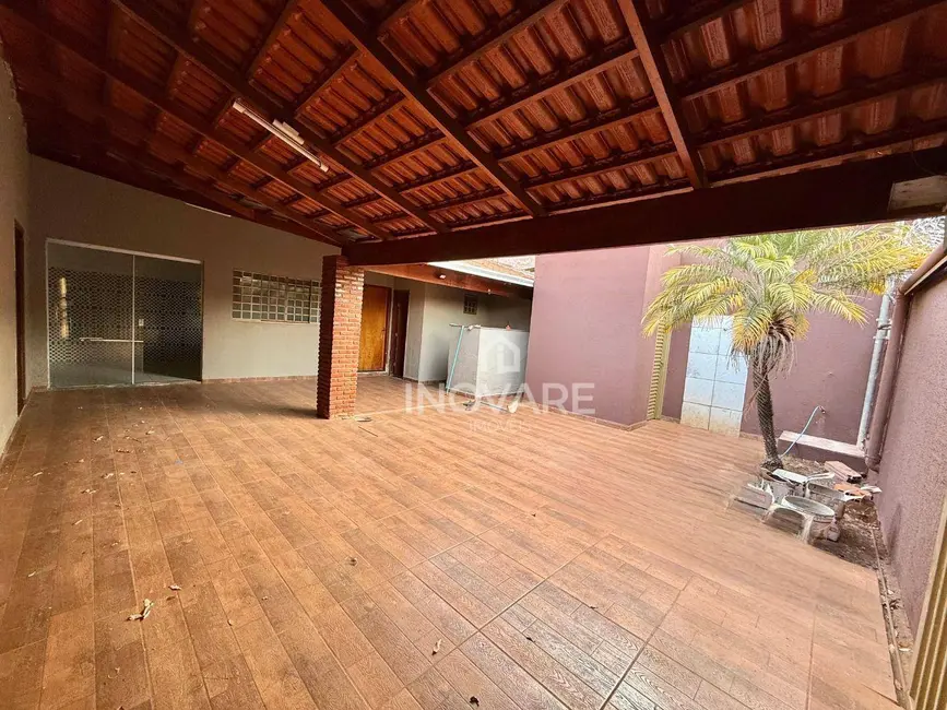 Casa com 3 quartos para alugar, 160m2 em Itumbiara - GO - imagem 2 Foto 2 de Casa com 3 quartos para alugar, 160m2 em Itumbiara - GO