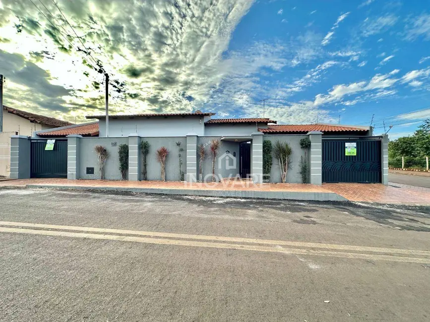 Foto 1 de Casa com 3 quartos para alugar, 250m2 em Itumbiara - GO