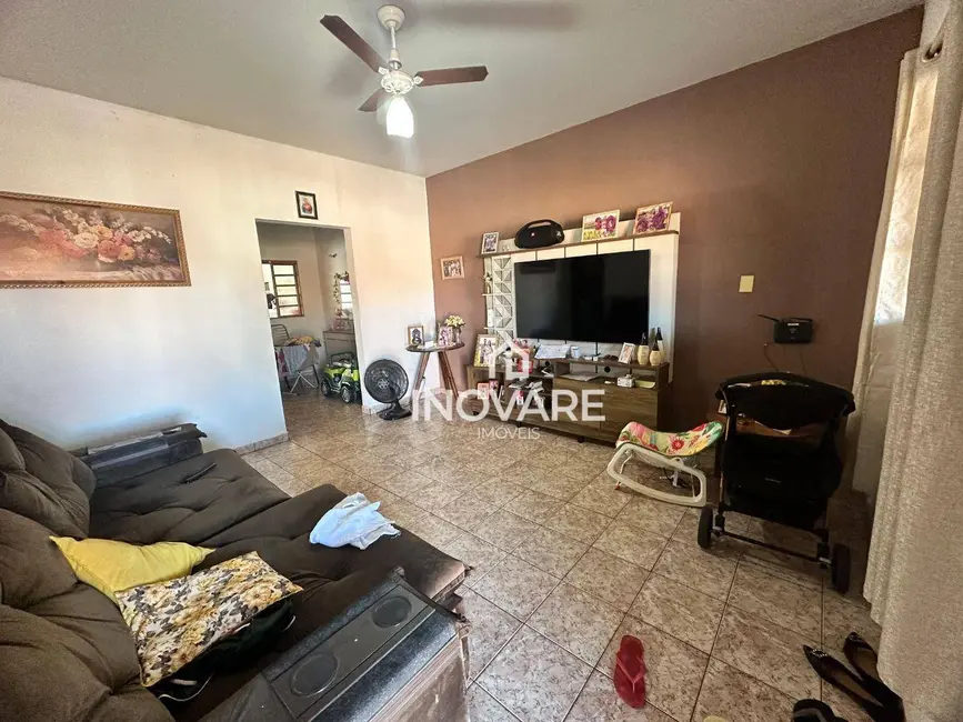 Casa com 3 quartos à venda e para alugar, 300m2 em Arapora - MG - imagem 4 Foto 4 de Casa com 3 quartos à venda e para alugar, 300m2 em Arapora - MG