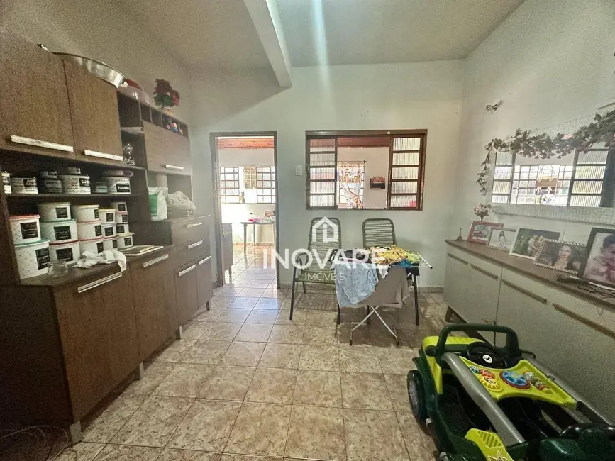 Casa com 3 quartos à venda e para alugar, 300m2 em Arapora - MG - imagem 5 Foto 5 de Casa com 3 quartos à venda e para alugar, 300m2 em Arapora - MG