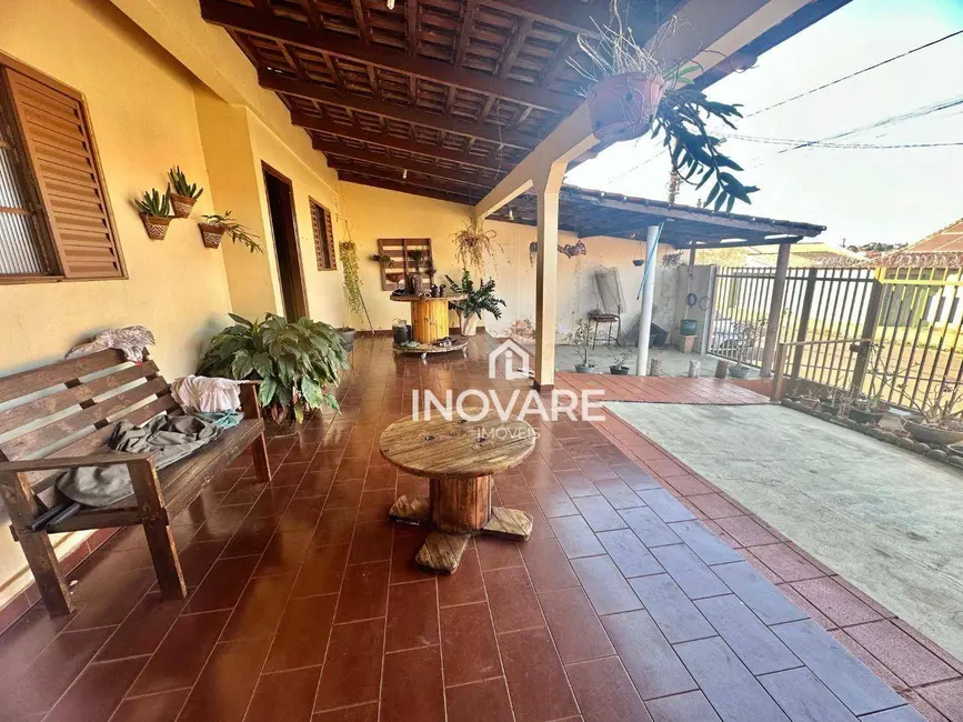 Casa com 3 quartos à venda e para alugar, 300m2 em Arapora - MG - imagem 3 Foto 3 de Casa com 3 quartos à venda e para alugar, 300m2 em Arapora - MG