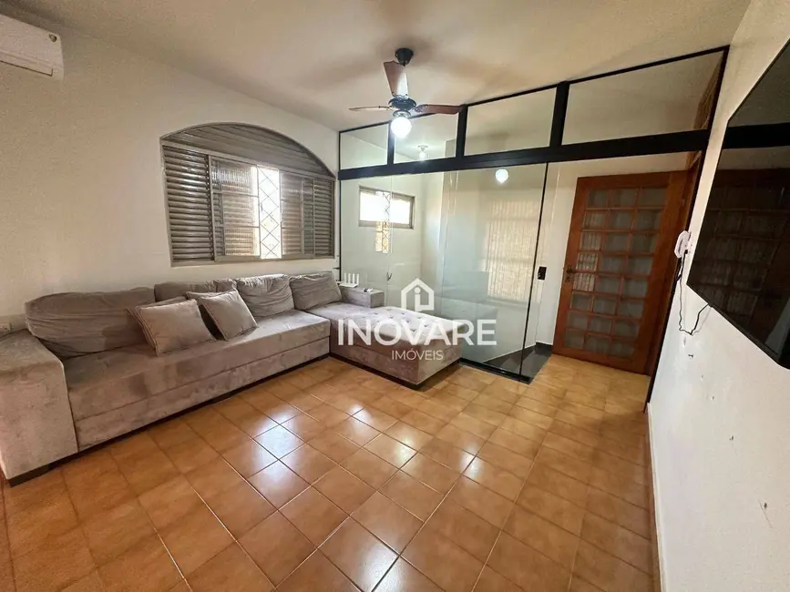 Casa com 3 quartos à venda, 326m2 em Itumbiara - GO - imagem 4 Foto 4 de Casa com 3 quartos à venda, 326m2 em Itumbiara - GO