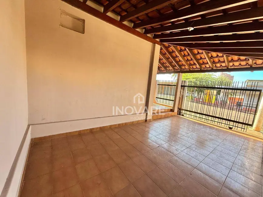 Casa com 3 quartos para alugar, 485m2 em Itumbiara - GO - imagem 3 Foto 3 de Casa com 3 quartos para alugar, 485m2 em Itumbiara - GO